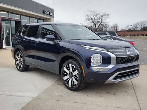 New 2026 Mitsubishi Outlander SE image 13