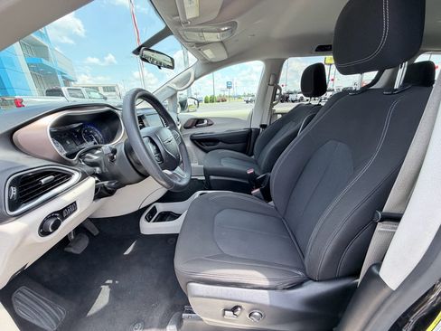 Used 2022 Chrysler Voyager LX FWD image 20