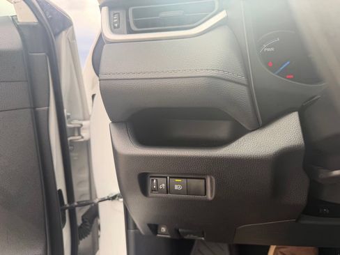 Used 2025 Toyota RAV4 XLE AWD/4WD image 21