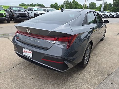 Used 2025 Hyundai Elantra SE FWD image 11