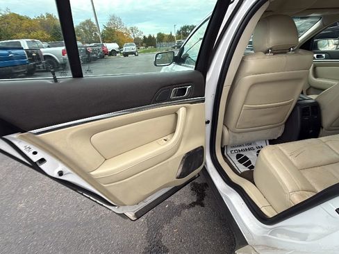 Used 2013 Lincoln MKS image 11