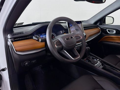 Used 2025 Jeep Compass Limited AWD/4WD image 9
