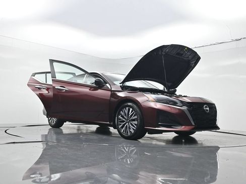 Used 2024 Nissan Altima 2.5 SV FWD image 29