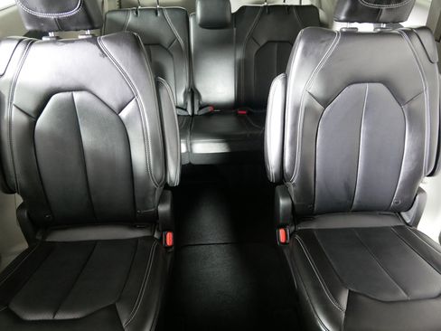 Used 2024 Chrysler Pacifica Touring-L image 13