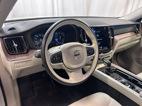 Used 2021 Volvo XC60 T5 Momentum w/ Climate Package FWD image 2