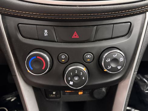 Used 2020 Chevrolet Trax LT w/ LT Convenience Package AWD/4WD image 16