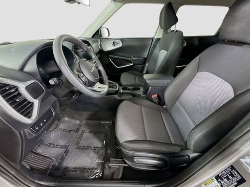 Used 2025 Kia Soul LX w/ LX Technology Package FWD image 19