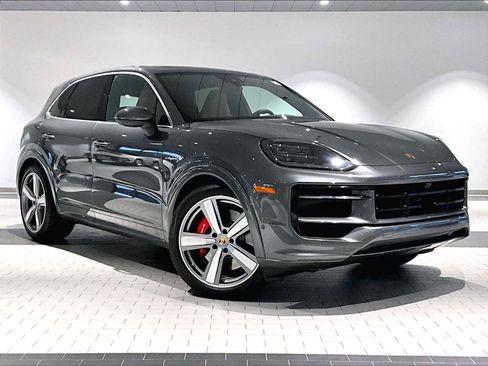 Used 2025 Porsche Cayenne S image 12