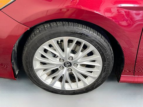 Used 2019 Toyota Camry XLE image 11