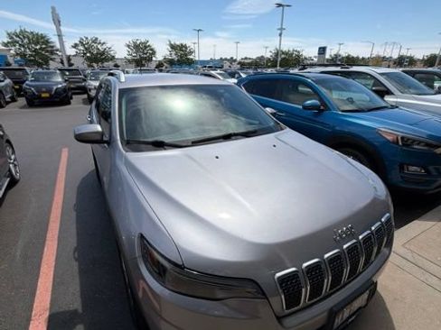 Used 2020 Jeep Cherokee Latitude w/ Cold Weather Group AWD/4WD image 5