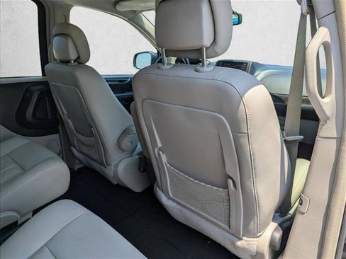 Used 2016 Chrysler Town & Country LX FWD image 28