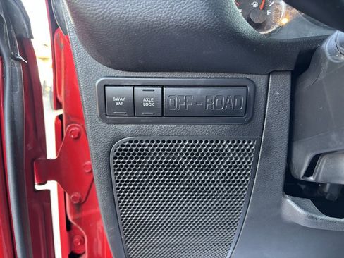 Used 2018 Jeep Wrangler Unlimited Rubicon w/ Connectivity Group image 12