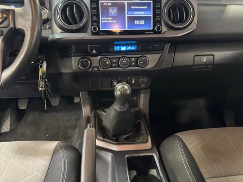 Certified 2022 Toyota Tacoma TRD Off-Road AWD/4WD image 20