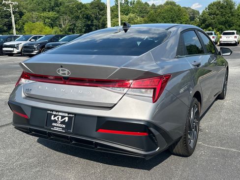 Used 2024 Hyundai Elantra SEL w/ Convenience Package FWD image 3