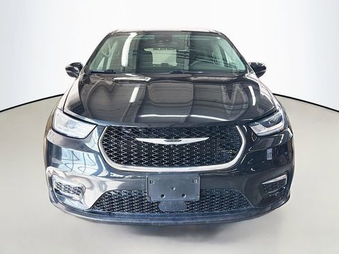 Used 2023 Chrysler Pacifica Touring-L image 3