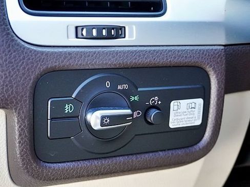 Used 2014 Volkswagen Touareg Executive AWD/4WD image 39