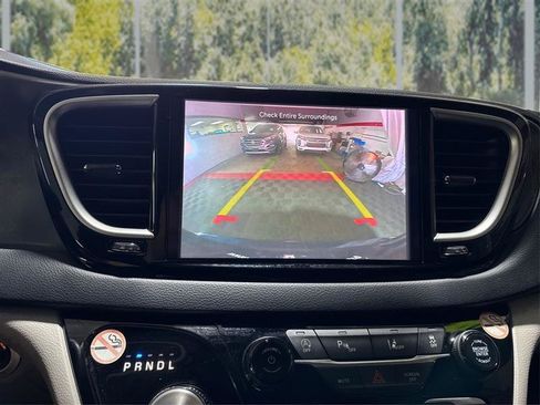 Used 2024 Chrysler Pacifica Touring-L FWD image 26