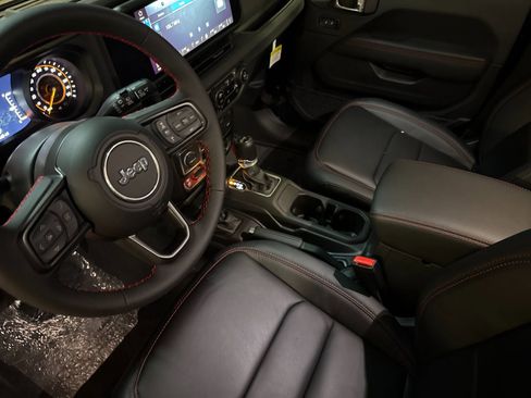 Used 2024 Jeep Wrangler Unlimited Rubicon w/ Convenience Group image 9