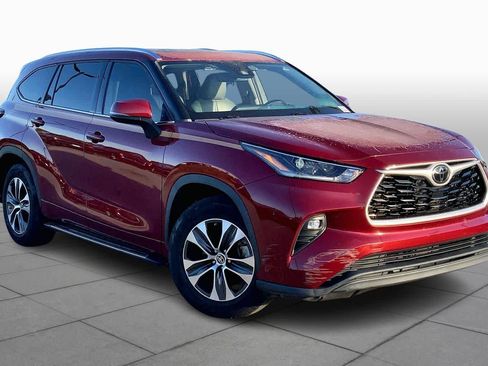 Used 2021 Toyota Highlander XLE FWD image 3