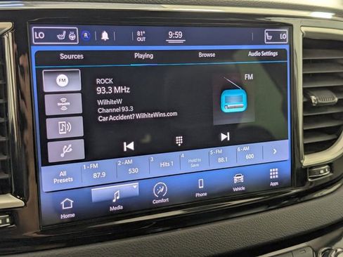 Used 2022 Chrysler Pacifica Touring-L image 32