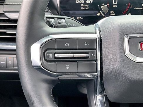 Used 2025 GMC Acadia Elevation image 11