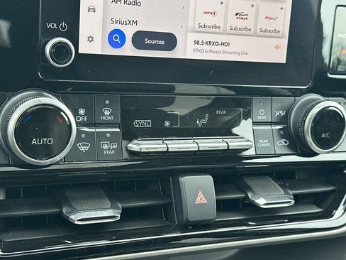 Used 2023 Toyota Highlander XLE AWD/4WD image 28
