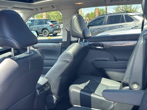 Used 2024 Toyota Highlander Platinum FWD image 31