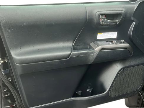 Used 2017 Toyota Tacoma TRD Off-Road image 9