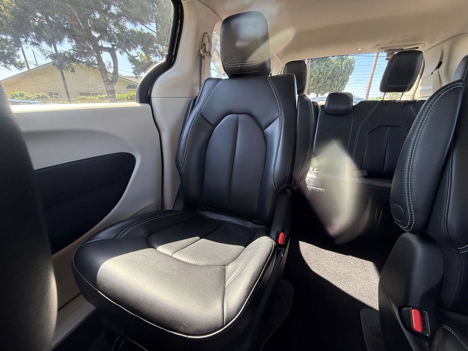 Used 2023 Chrysler Pacifica Touring-L FWD image 38