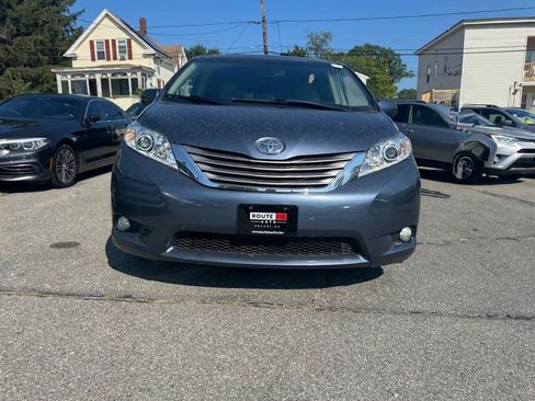 Used 2017 Toyota Sienna XLE w/ XLE Navigation Package FWD image 2