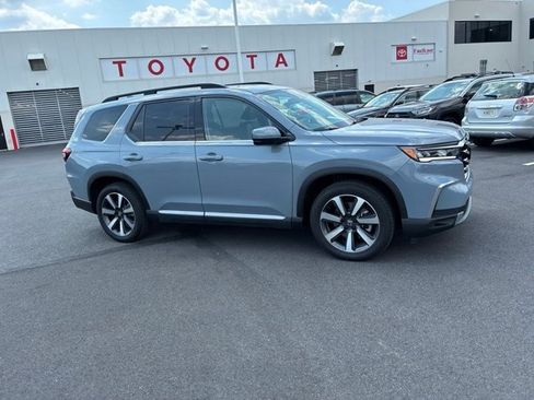 Used 2025 Honda Pilot Touring image 4