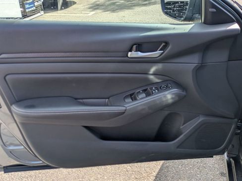 Used 2025 Nissan Altima 2.5 SV FWD image 11