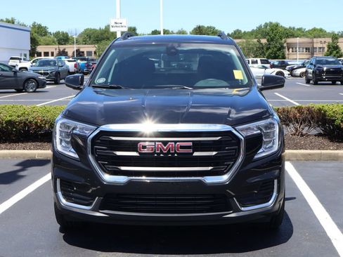 Used 2023 GMC Terrain SLE w/ Driver Convenience Package FWD image 2