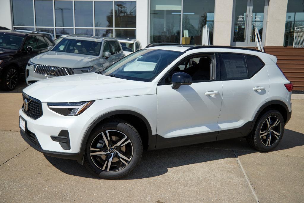 New 2026 Volvo XC40 B5 Core w/ Climate Package AWD/4WD image 3