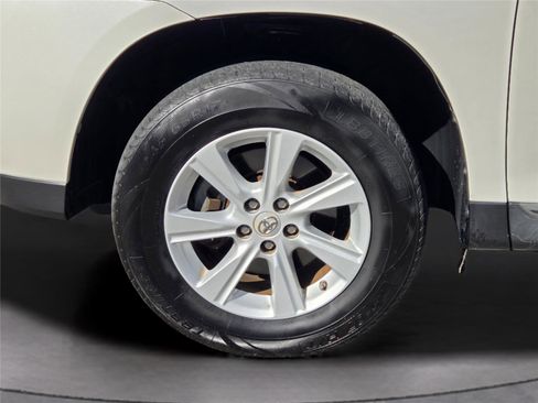 Used 2013 Toyota Highlander Base image 10