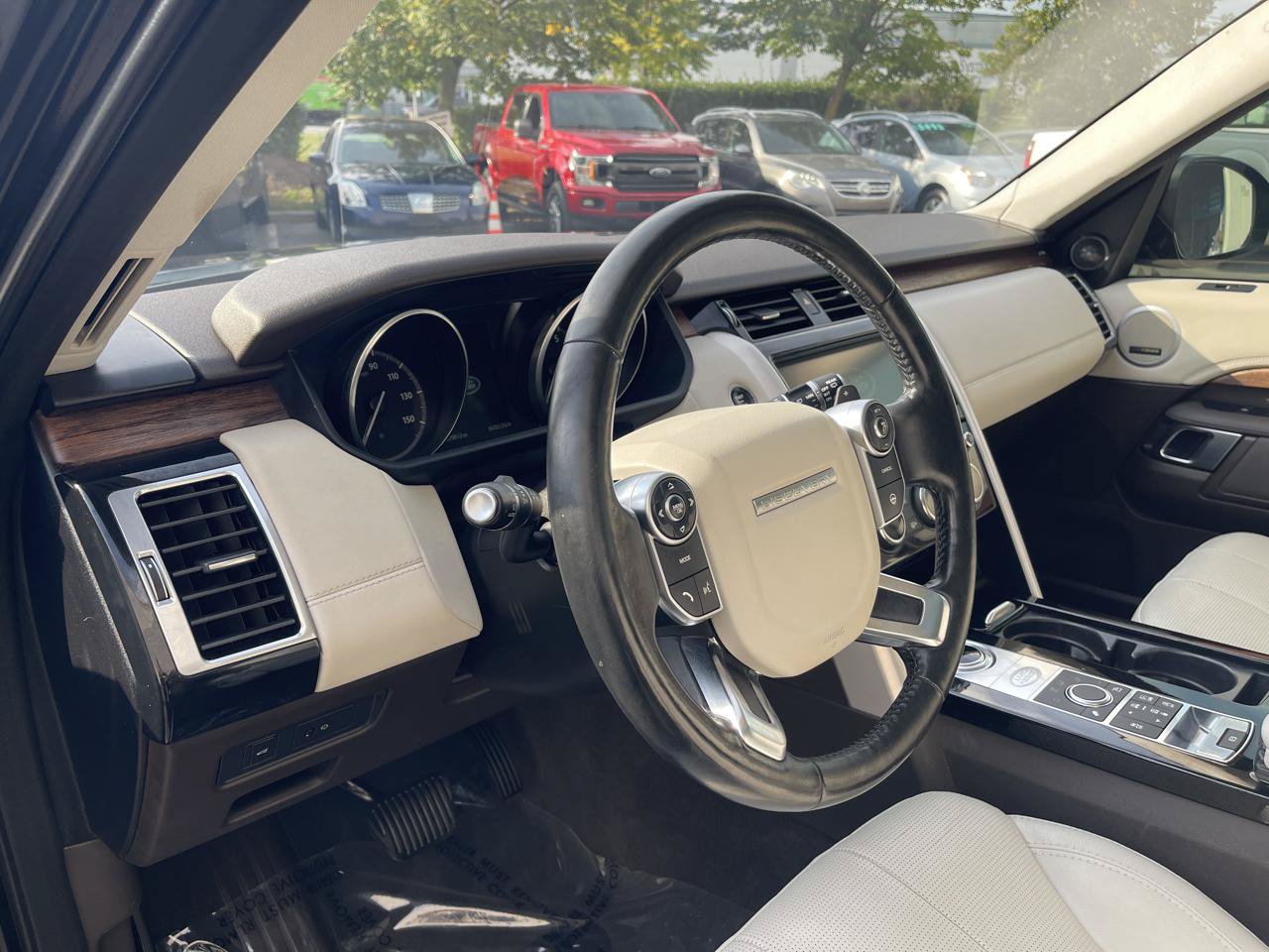 Used 2017 Land Rover Discovery HSE AWD/4WD image 24