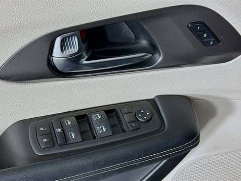 Used 2023 Chrysler Pacifica Touring-L FWD image 15