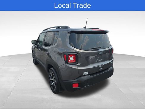 Used 2018 Jeep Renegade Latitude FWD image 3