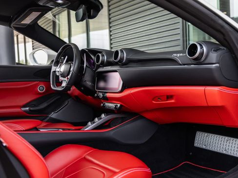 Used 2020 Ferrari Portofino RWD image 51