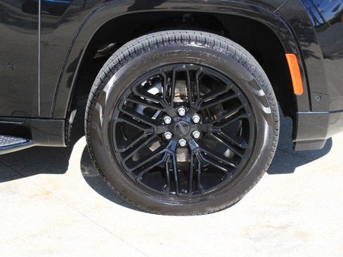 Used 2025 Jeep Wagoneer Series II w/ Premium Group I AWD/4WD image 37