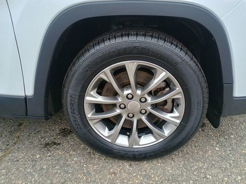 Used 2020 Jeep Cherokee Latitude Plus FWD image 10