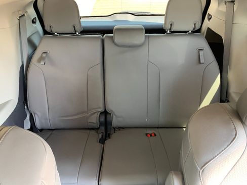 Used 2022 Toyota Sienna XLE AWD/4WD image 32