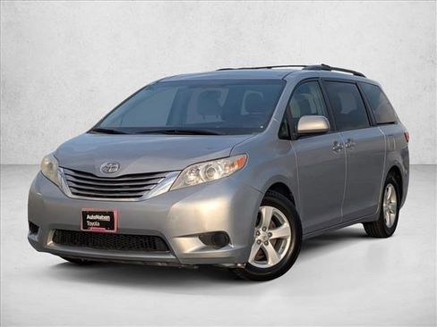 Used 2015 Toyota Sienna LE image 1