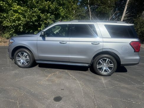 Used 2023 Ford Expedition XLT image 2