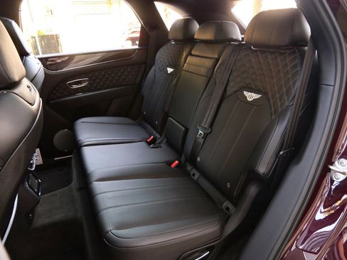 Used 2022 Bentley Bentayga image 22