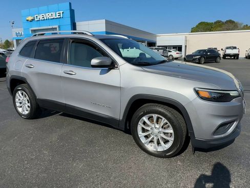 Used 2019 Jeep Cherokee Latitude w/ Popular Appearance Group FWD image 2