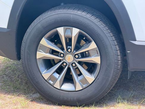 Used 2026 Chevrolet Equinox LT FWD image 9