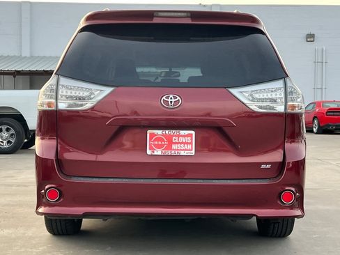 Used 2017 Toyota Sienna SE image 8