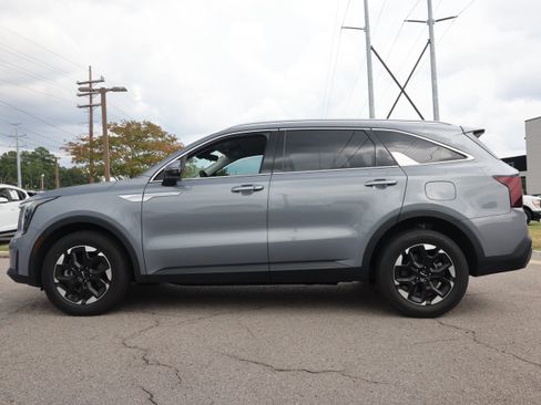 Used 2025 Kia Sorento S FWD image 2