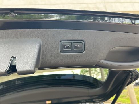 Used 2025 Kia Carnival EX image 44